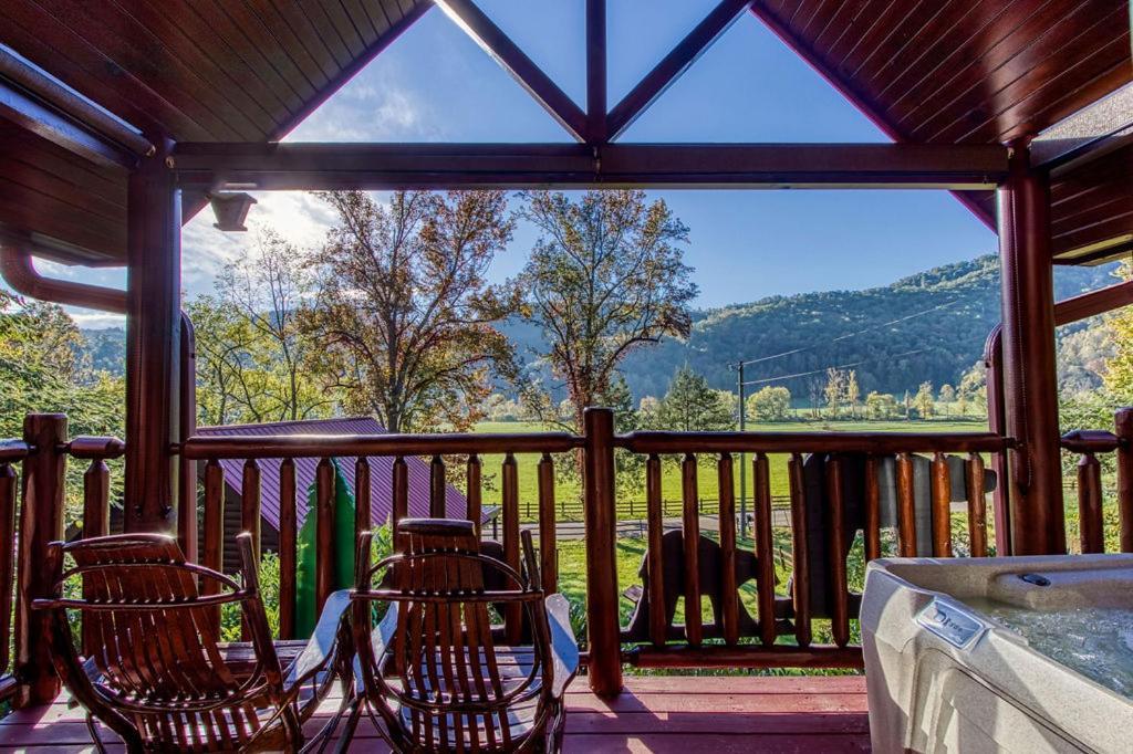 Papa Bear, Hot Tub, Wifi, 1089 Free Tickets Each Paid Day, Dollywood And More Sevierville Dış mekan fotoğraf