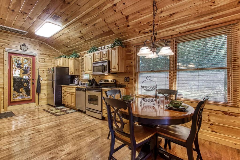 Papa Bear, Hot Tub, Wifi, 1089 Free Tickets Each Paid Day, Dollywood And More Sevierville Dış mekan fotoğraf